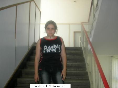 Yoana - is pe scarile scolii.........cred ca in ultima - Poze with us